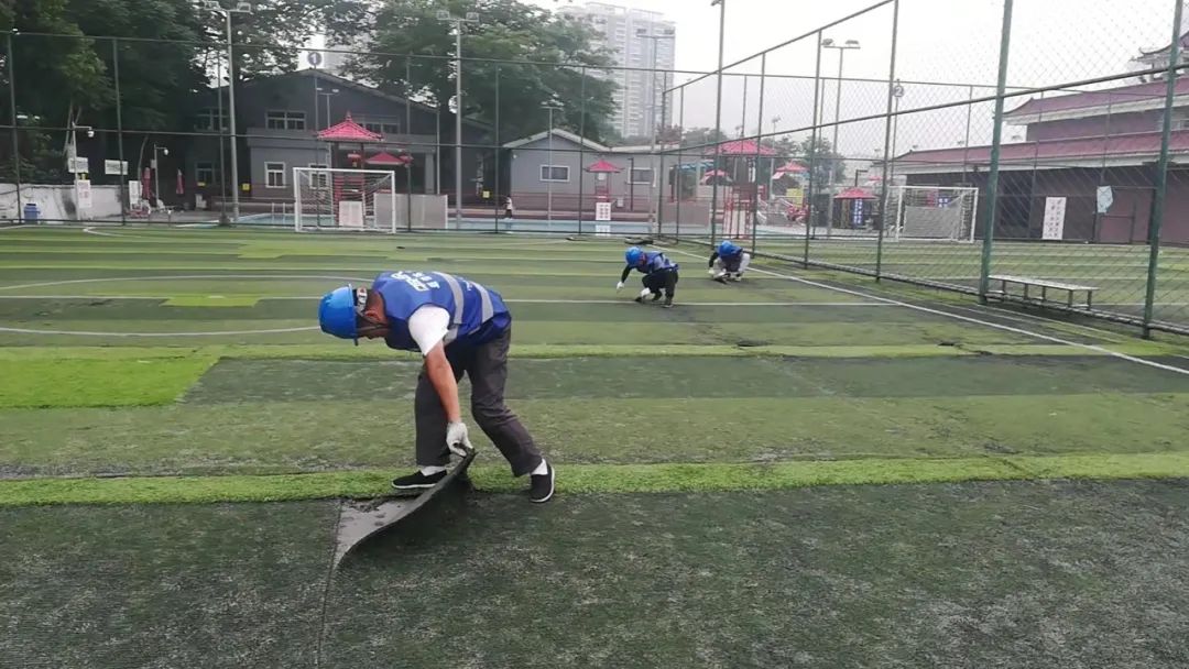 人造塑胶草坪足球场场地翻新,人造足球场草坪用什么维护和保养