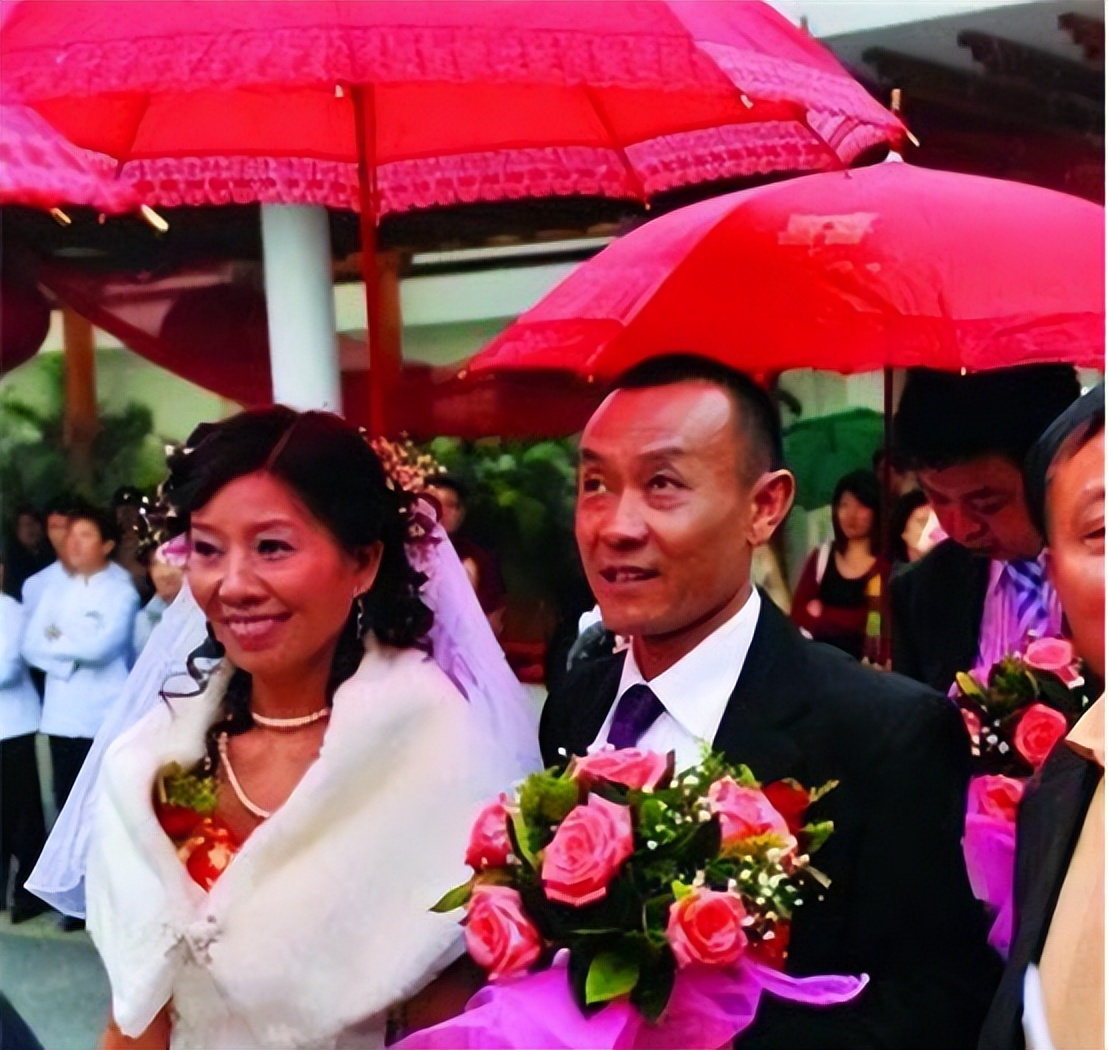 08年背亡妻回家感动国人,骑摩托车背亡妻回家的吴加芳