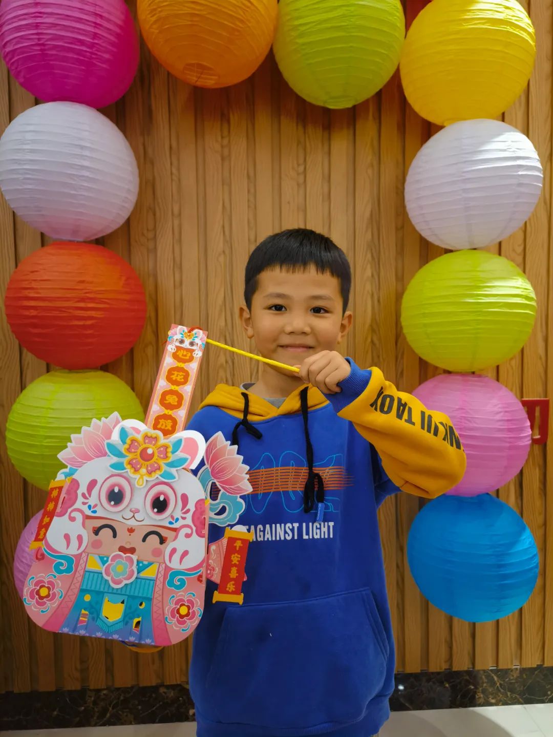 妇女姐妹秀巧手自制花灯闹元宵,闹元宵手工作品龙年