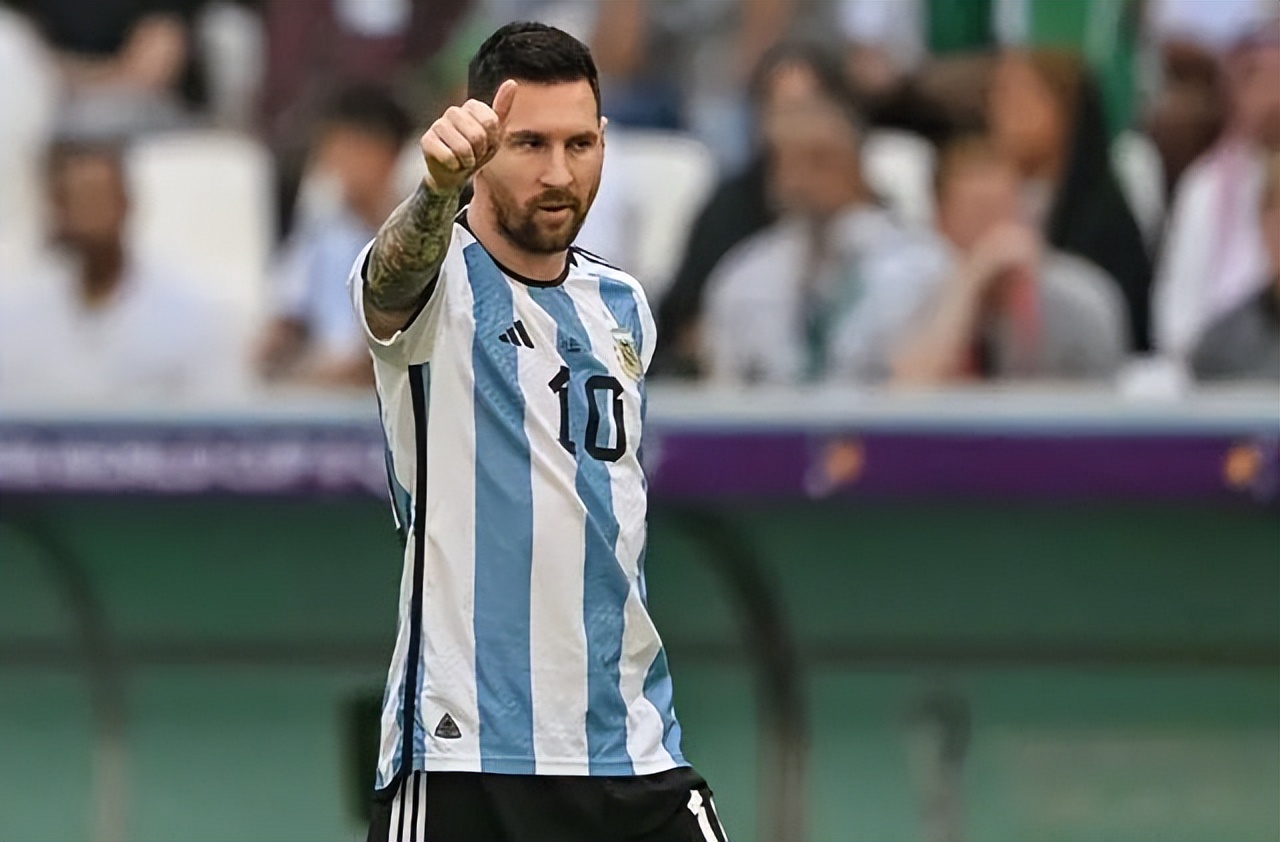 梅西捧起大力神杯c罗,大力神杯c罗和梅西之争