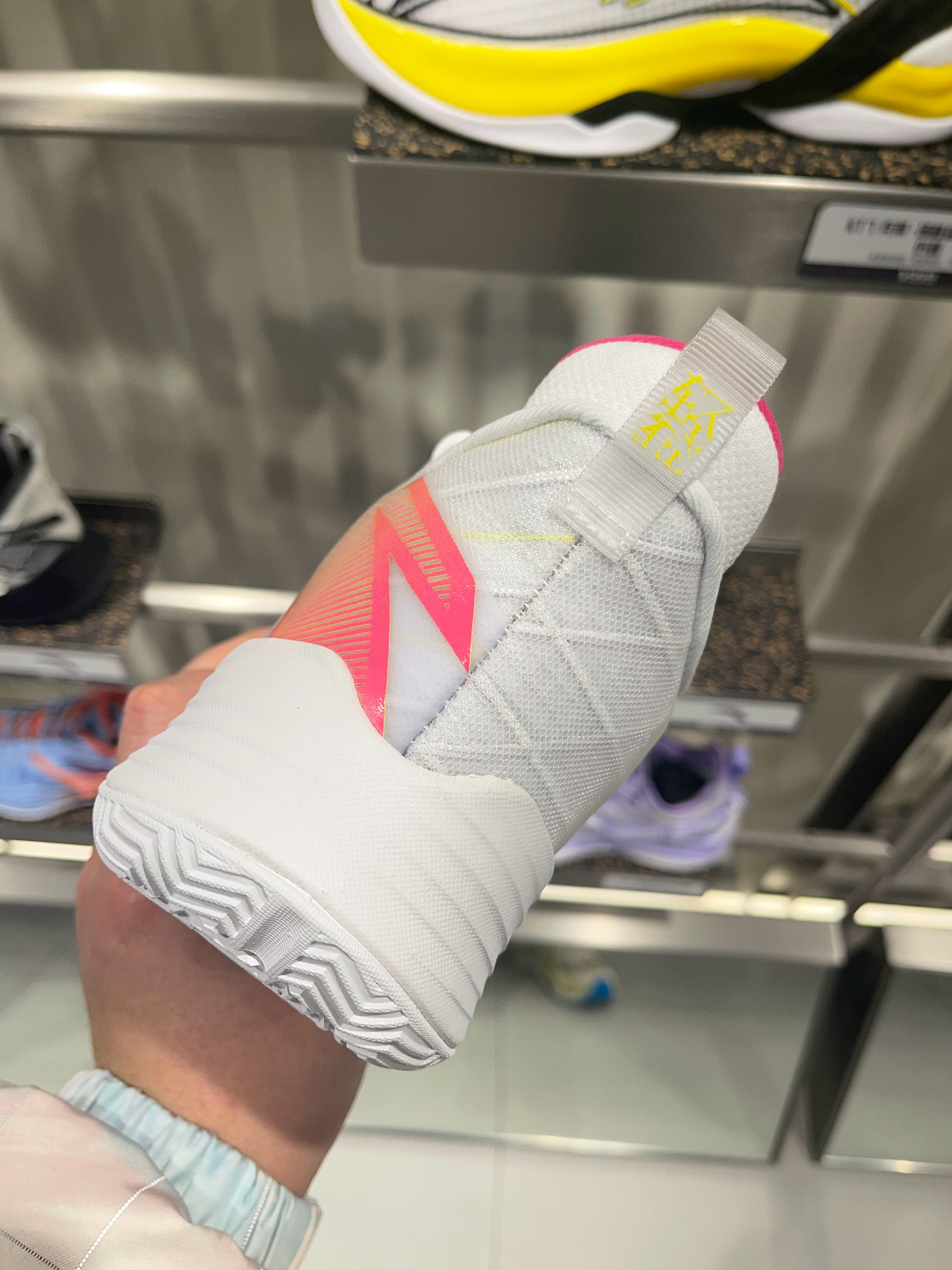 安踏轻狂球鞋,安踏最新出的两款球鞋