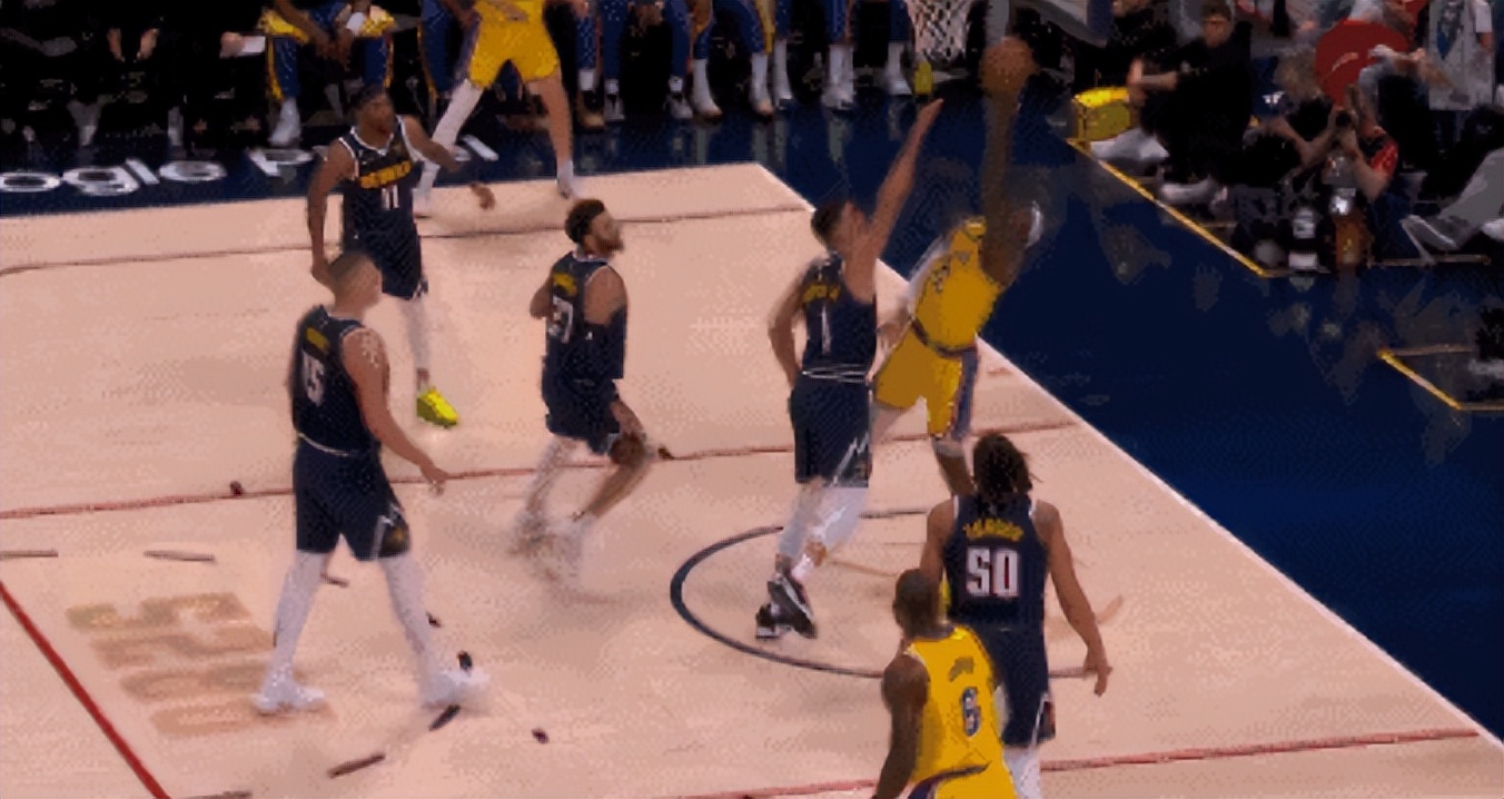 裁判巨大争议!被指太偏湖人,相同动作不同判罚,掘金满场嘘声