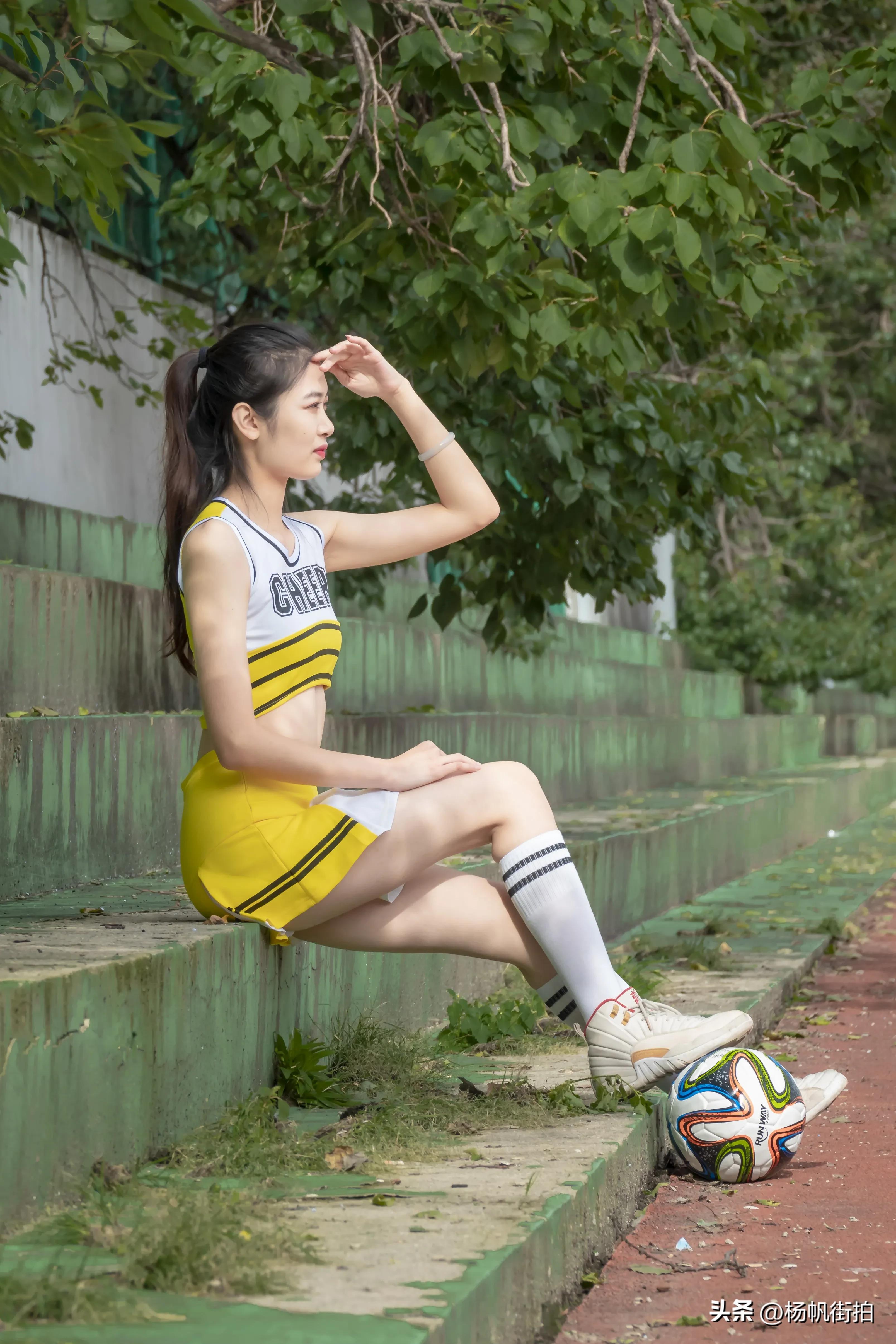 看世界杯拍照女生,世界杯看球赛美女