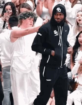 詹皇遭球迷批评不爽回击,詹姆斯被球迷羞辱