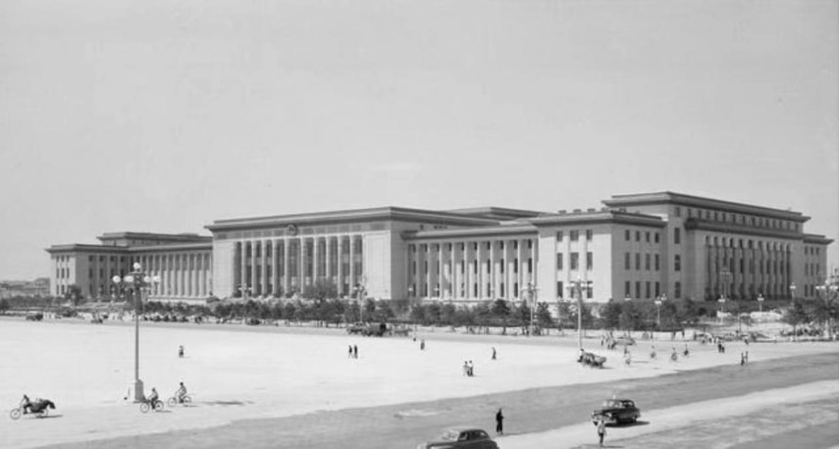 1959年人民大会堂落成，毛主席看着天花板笑问：这是谁的主意