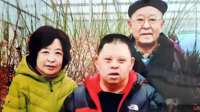 他因太像周总理，看了他的电影*颖超邓**激动落泪，后被邀请做客