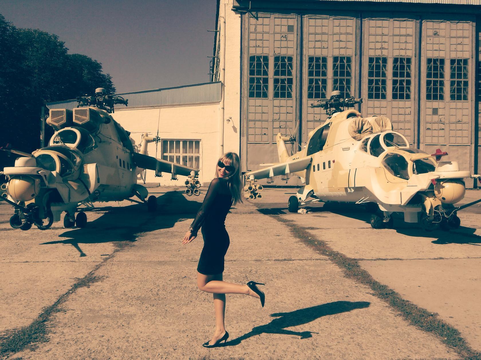 ah1武装直升机最新型,ah1z和阿帕奇武装直升机哪个好