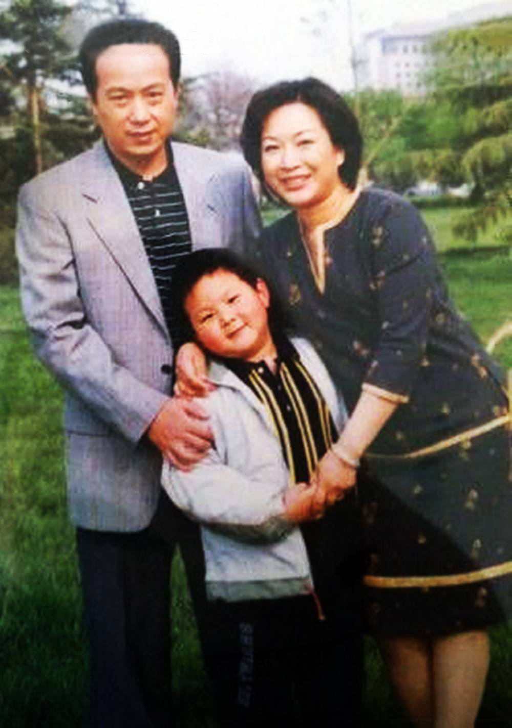 罗京去世后妻子和儿子的现状,罗京死后妻子哭的视频