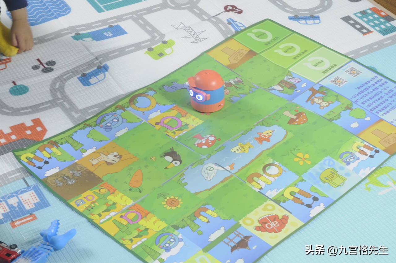 趣学伴思维训练机器人,儿童拼读编程机器人