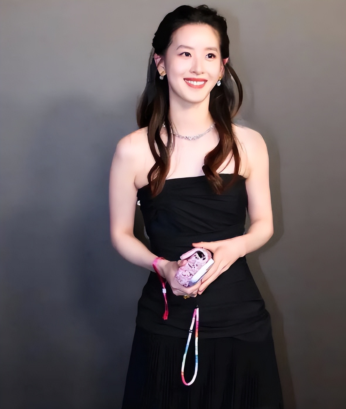 章泽天挺着孕肚登上杂志封面,章泽天罕见现身戛纳晚宴