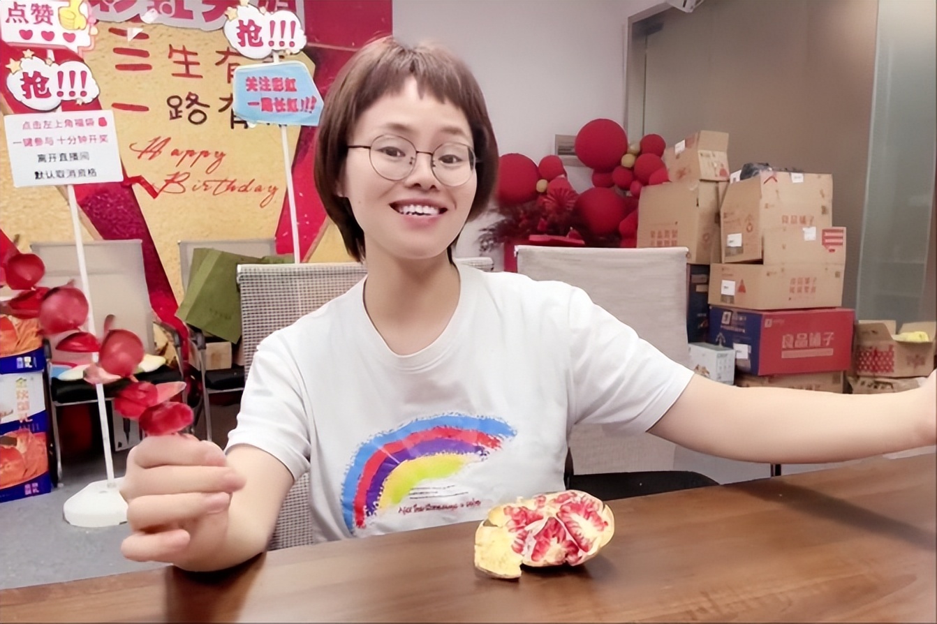 彩虹夫妇自曝收入原视频,网红彩虹夫妇自曝收入