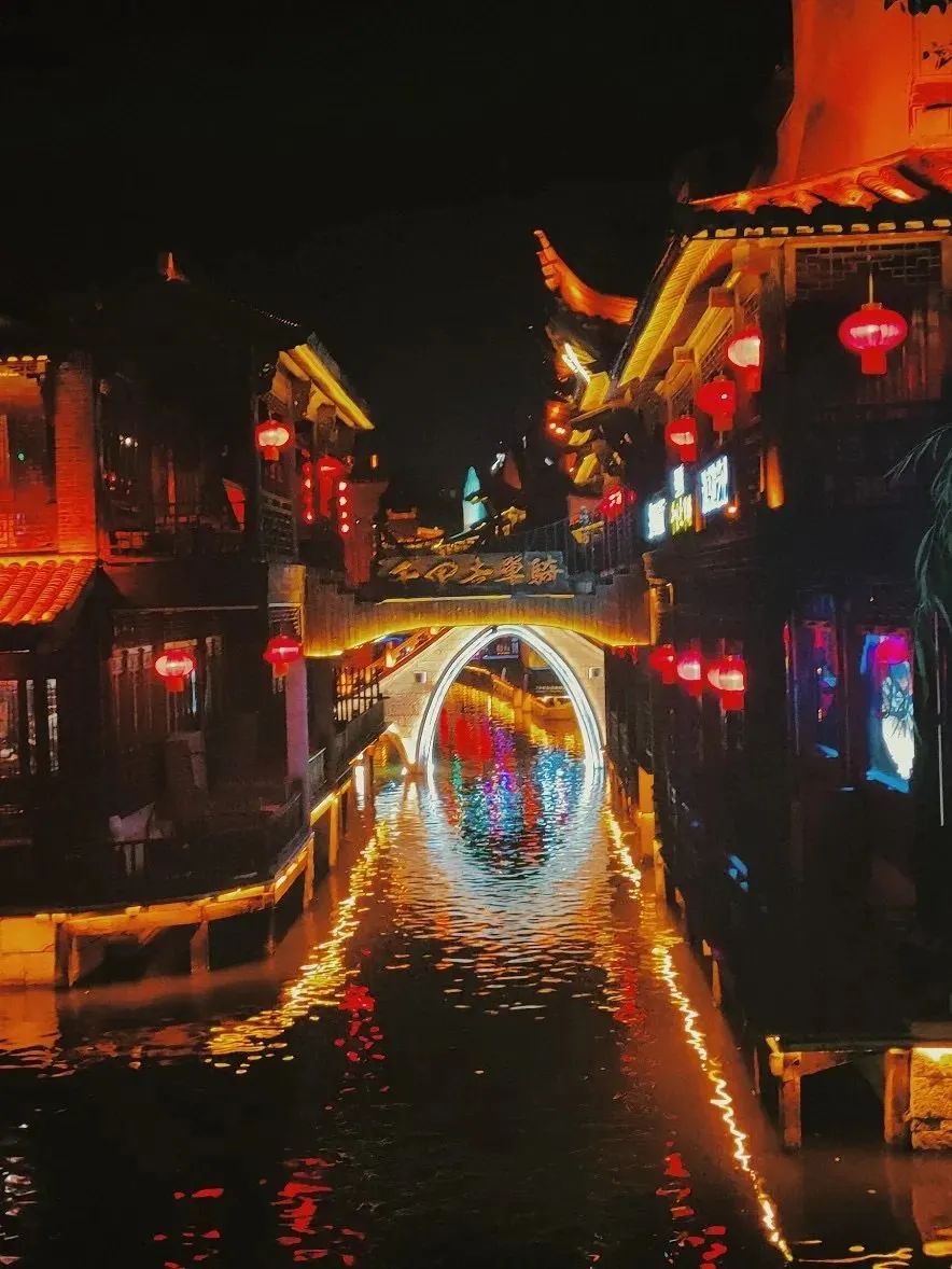 美！青山绿水间，留下一抹齐鲁红！