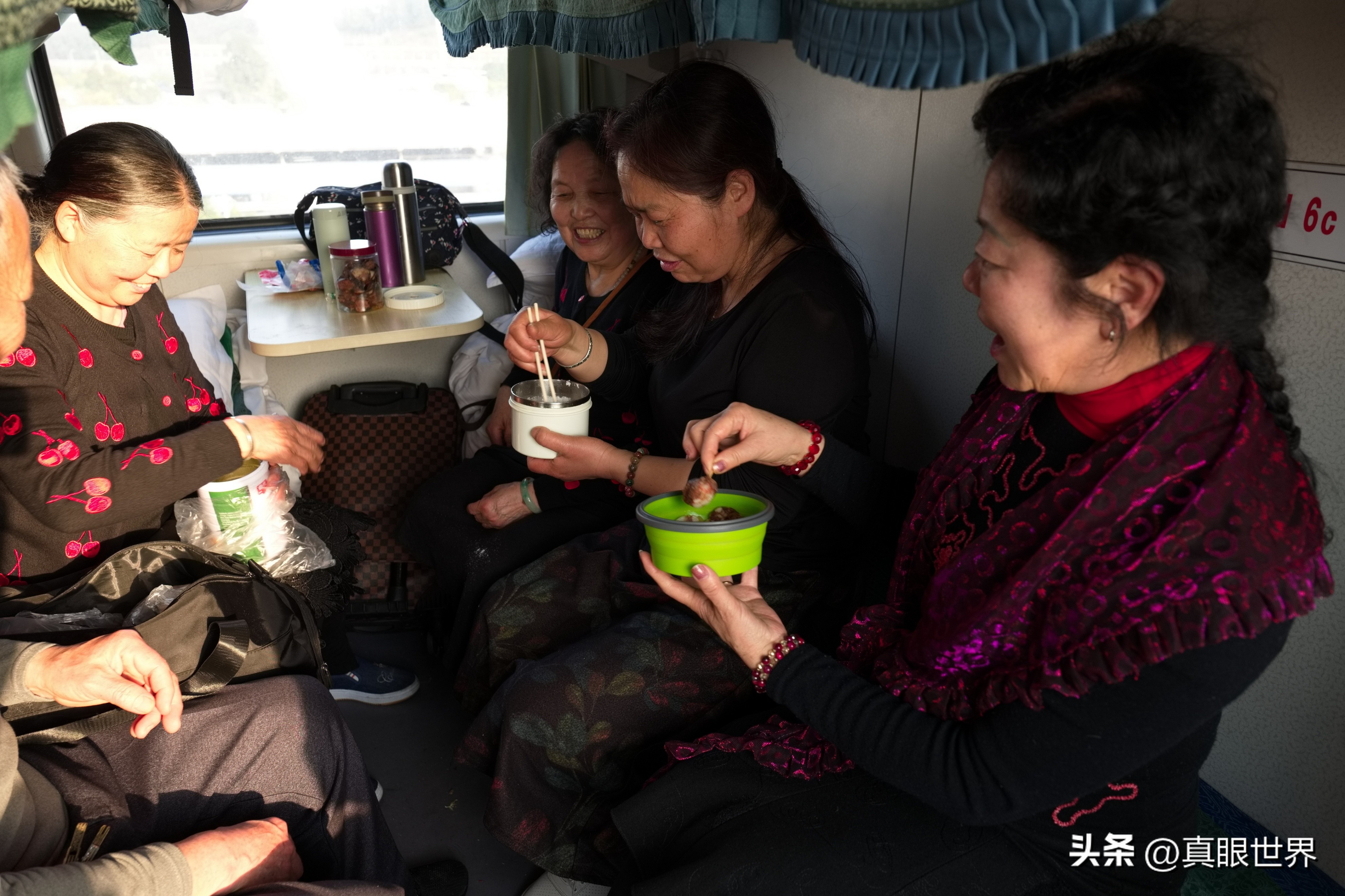 乘火车是买车上的套餐(盒饭)还是自带方便面?