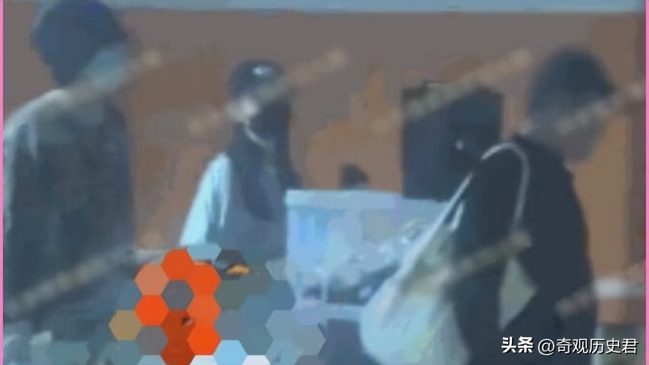 白敬亭宋轶扫楼拍照换玩偶,白敬亭穿外套抱宋轶