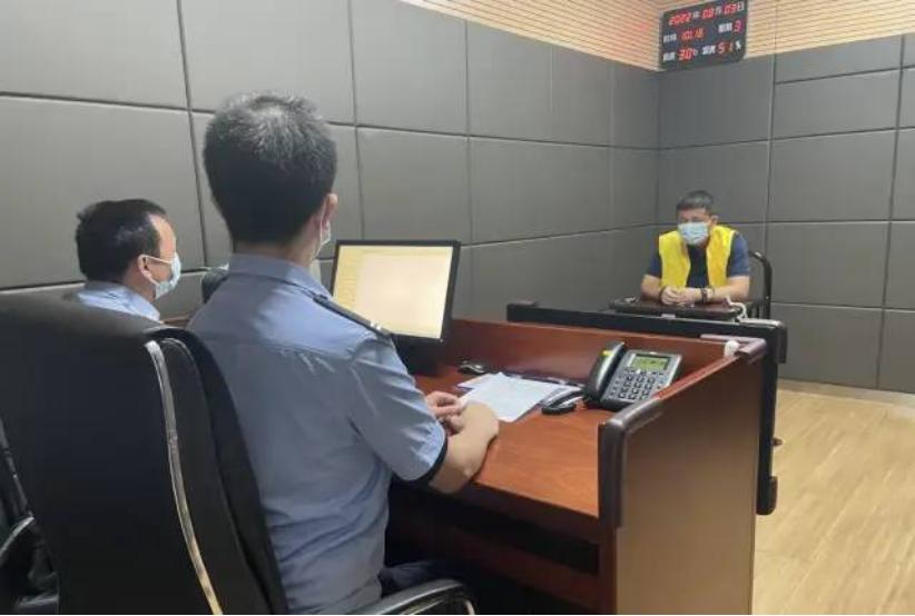 广东海警查获20吨特大走私冻品案,海关海警联合打击走私成品油