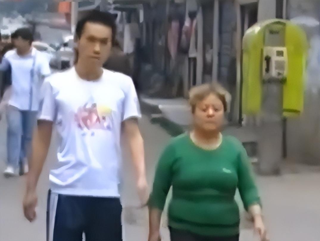 湖北男子去世母亲拨通了他的电话,男子把父母的遗体火化