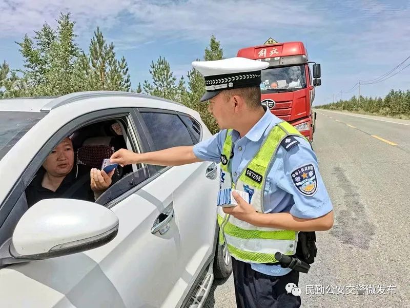 【贯彻落实“严管十条”】武威民勤公安交警:小小提示卡,情系大安全