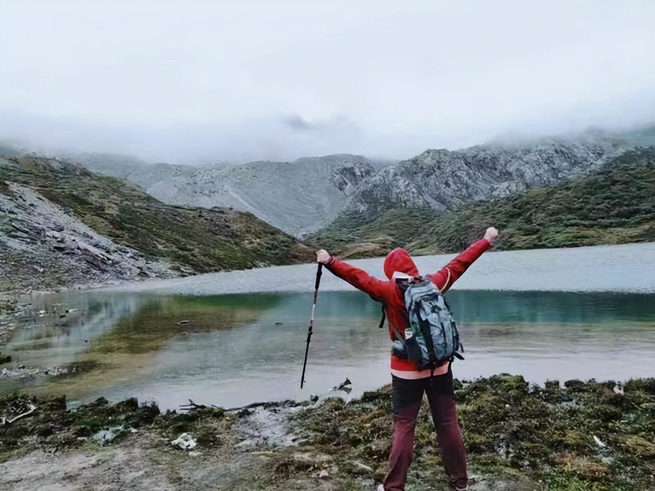 抛下羽绒服的年轻人，瞄上冲锋衣