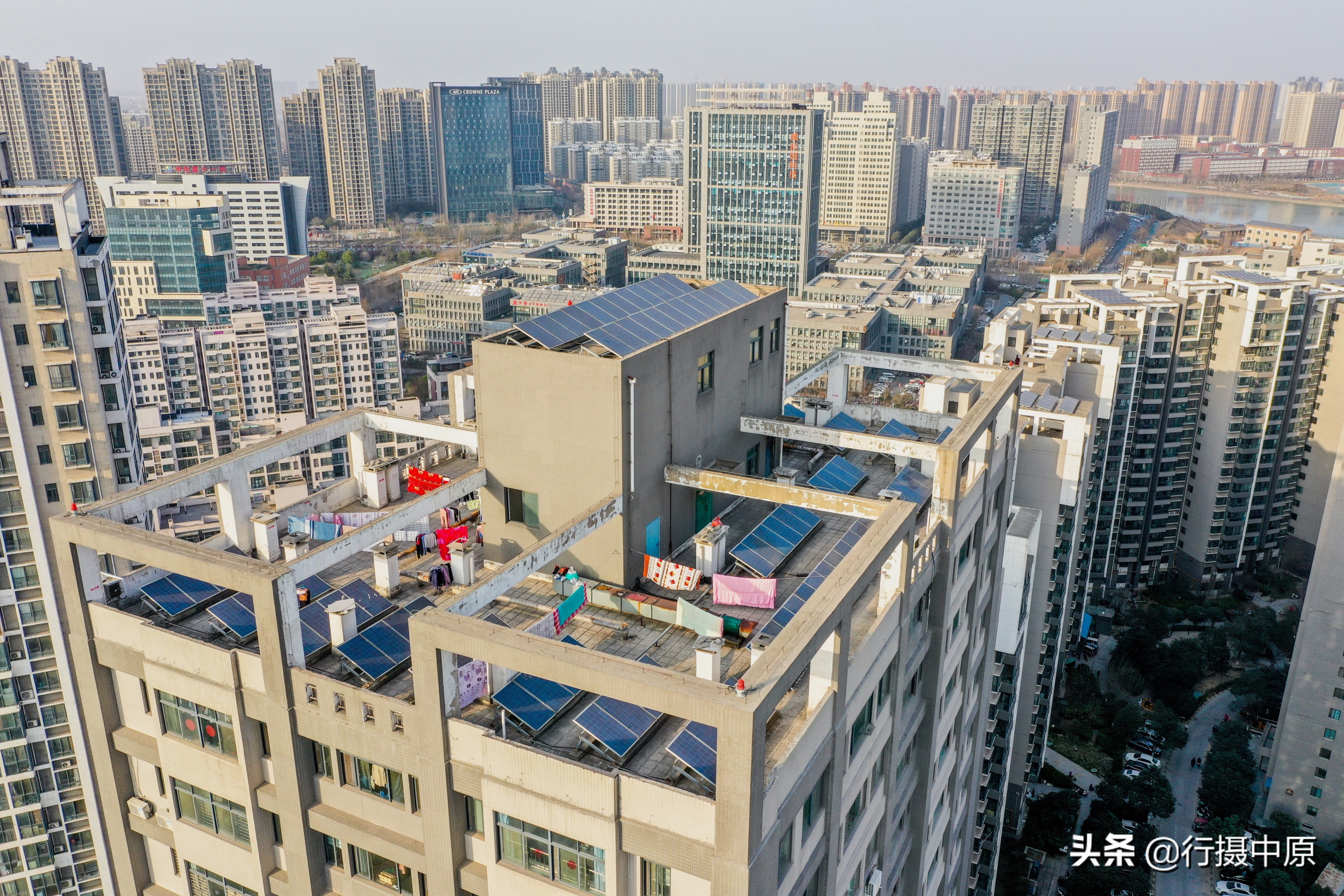 楼顶太阳能板发电,小区每户的太阳能板能独立发电吗