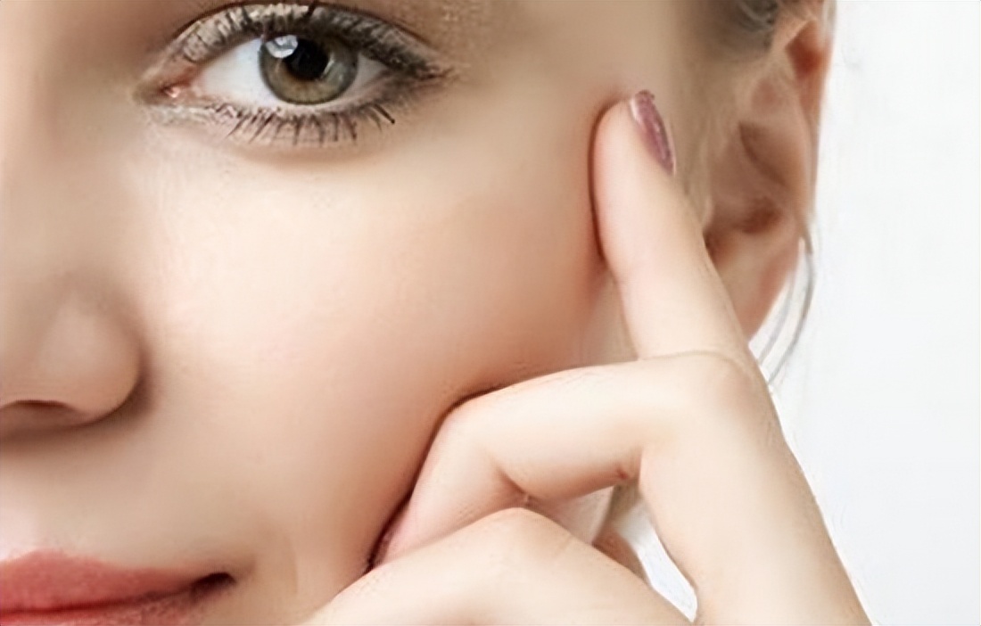 葛林若脸部为什么会长脂肪粒？怎么样护理去除？