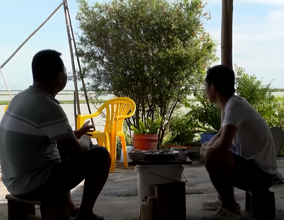 广东小伙子养黄油蟹,中国养殖黄油蟹