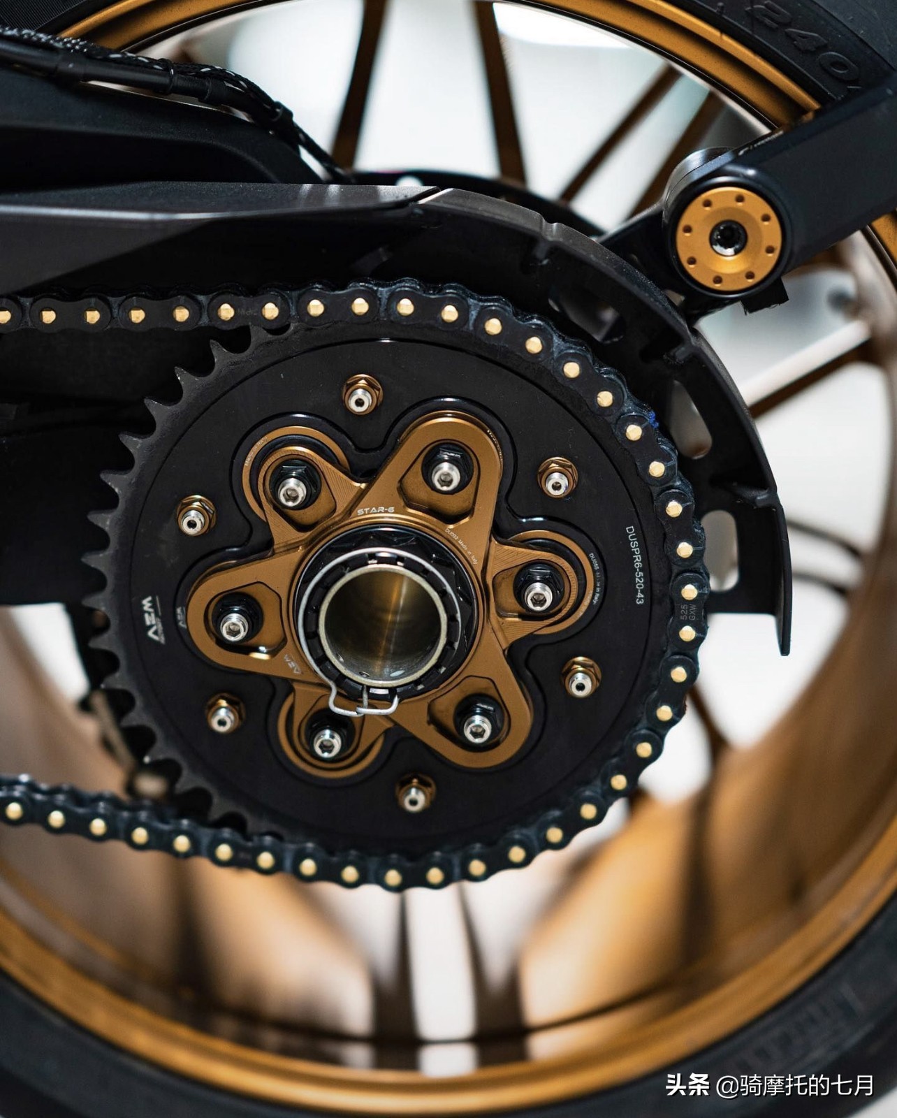 冬天骑杜卡迪是一种什么样的体验,路上偶遇杜卡迪红色大魔鬼