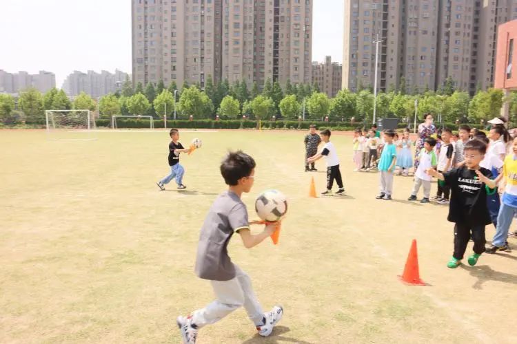 绿茵点燃梦想足球彰显青春,足球点燃梦想激情挥洒青春