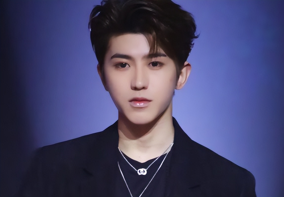 曝蔡徐坤不顾生理期睡粉，血染透床垫，清洁工称房间脏乱似垃圾堆