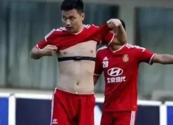 踢足球时踢到对方的手是谁犯规,踢足球谁踢得远