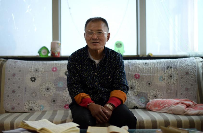 山东65岁拾荒大爷，每日扎小辫涂胭脂，无视他人嘲笑：我无愧于心