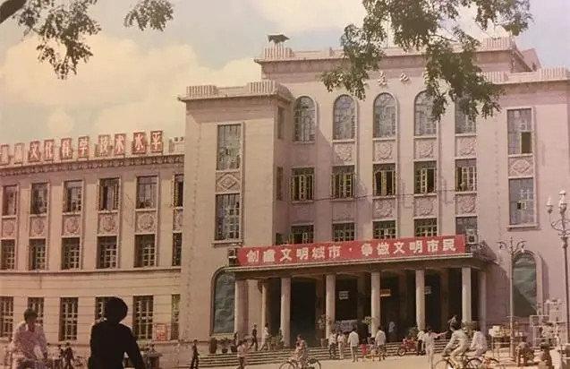 女子穿日军军服拍照被抓,女子身着日本侵华军装露脸