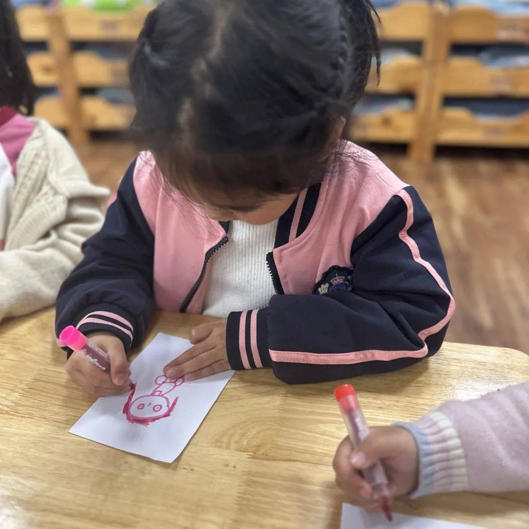 你好，草娃娃！——庆安乐儿堡幼儿园小二班课程故事