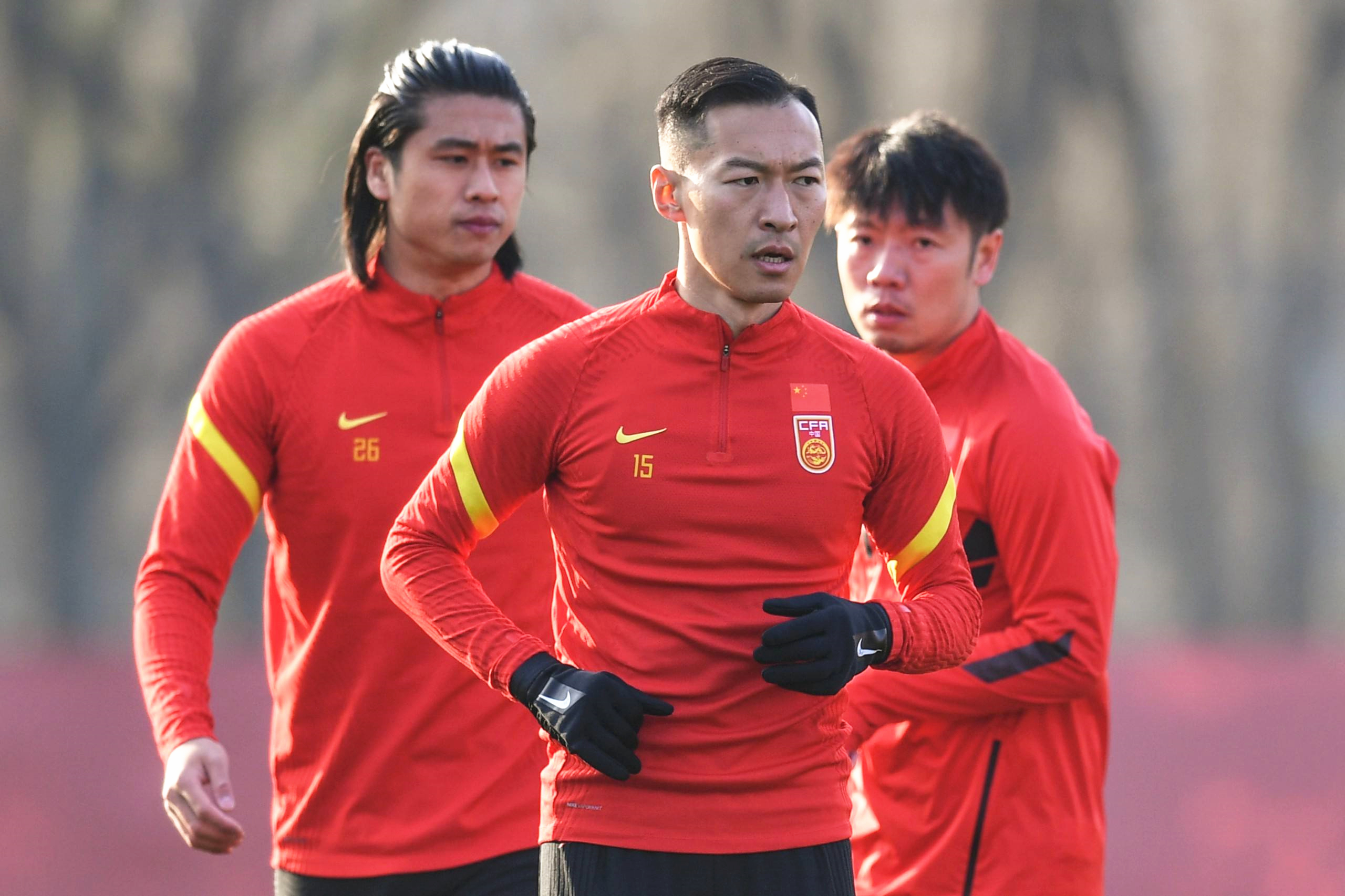 巩汉林批评男足“丢脸”引骂战,董路随后反击:演小品就能挣脸?