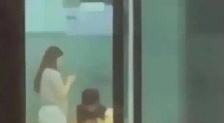 教室里惊现情场高手?网友揭秘!