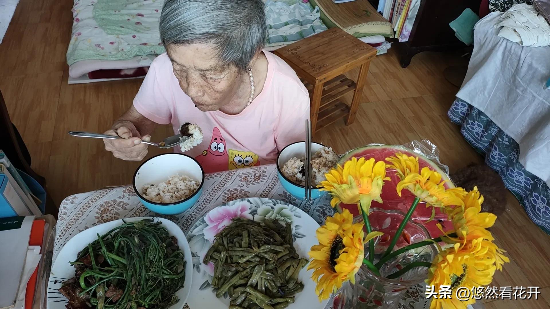 休养，抱妈妈抻着了腰！