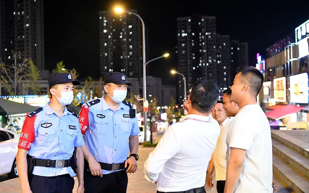 致敬交警烈日下的坚守作文,致敬烈日下的守卫人