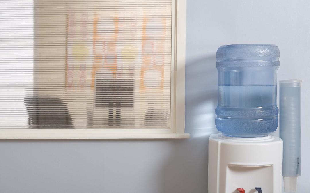 过期一天的啤酒可以喝吗,过期几天的瓶装水还能喝吗