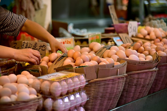 买鸡蛋是挑大的好还是小的好,买鸡蛋时买几个才不会尴尬