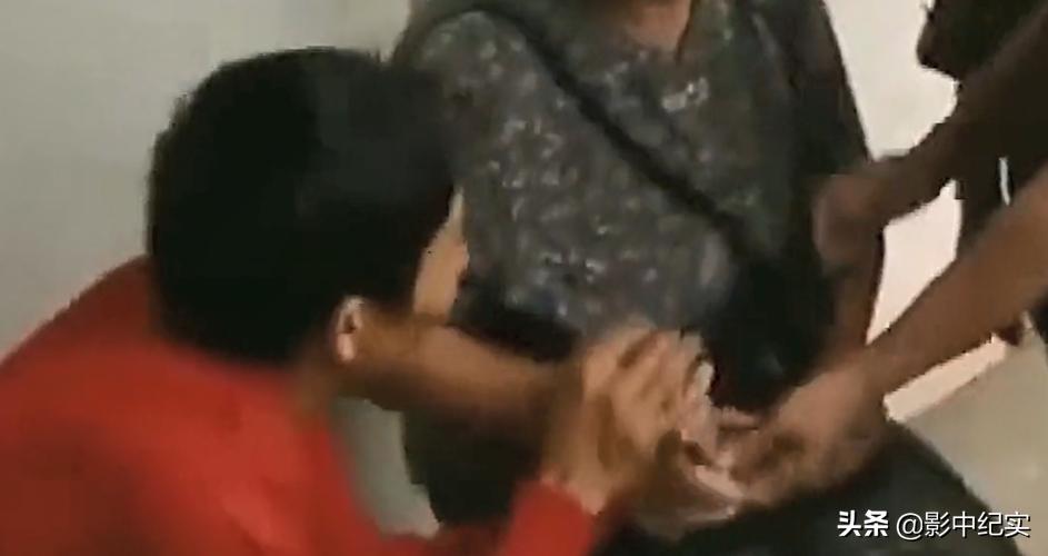 男子带58岁怀孕女友回家,男子带怀孕9个月的老婆回家