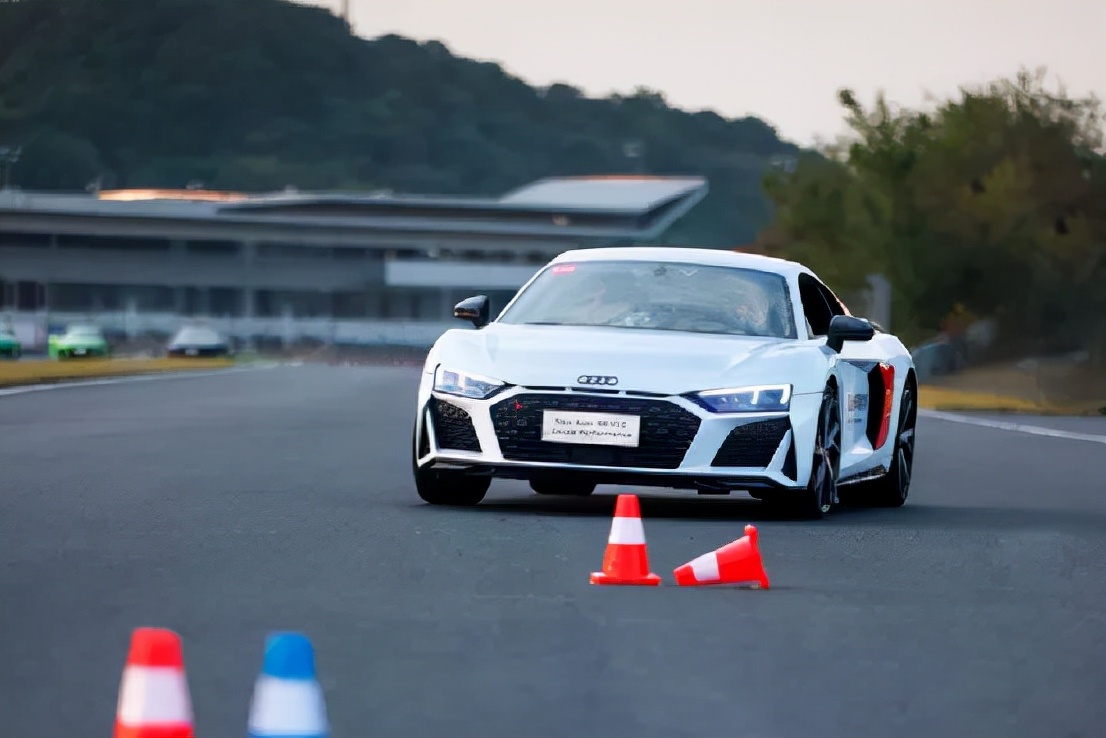 我在小纽北开R8跑车，奥迪RS驾驶学院能学到什么？