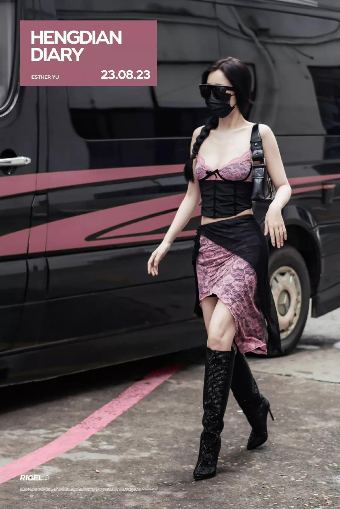 虞书欣粉色露背小吊带搭配,虞书欣粉黑蕾丝吊带造型