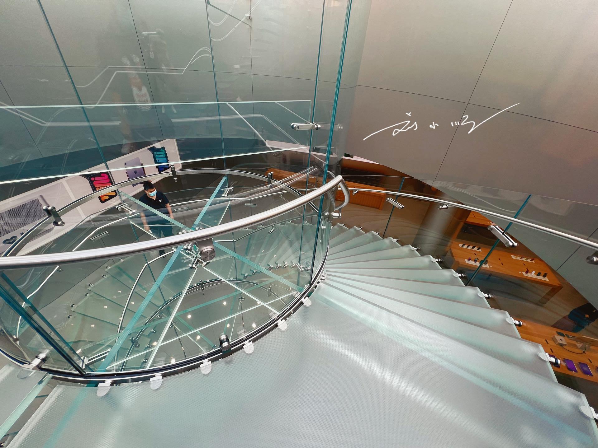 重庆有家“网红”苹果专卖店,玻璃入口吸引眼球,却被批评是模仿