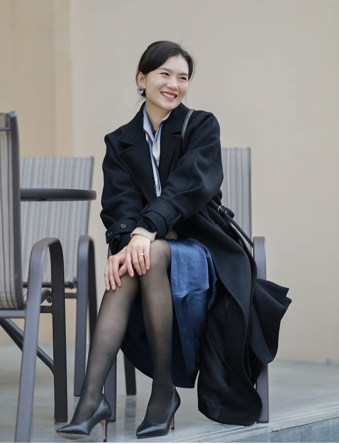 法国女人喜欢穿灰绿色的衣服,法国女人穿浴袍