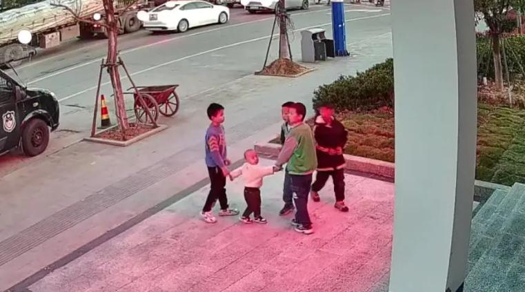 小孩子跟父母走丢如何正确应对,孩子出门和父母走散