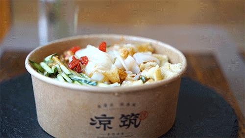 徐州这家传奇凉皮6岁了！看看这个男人给大家准备了什么礼物?