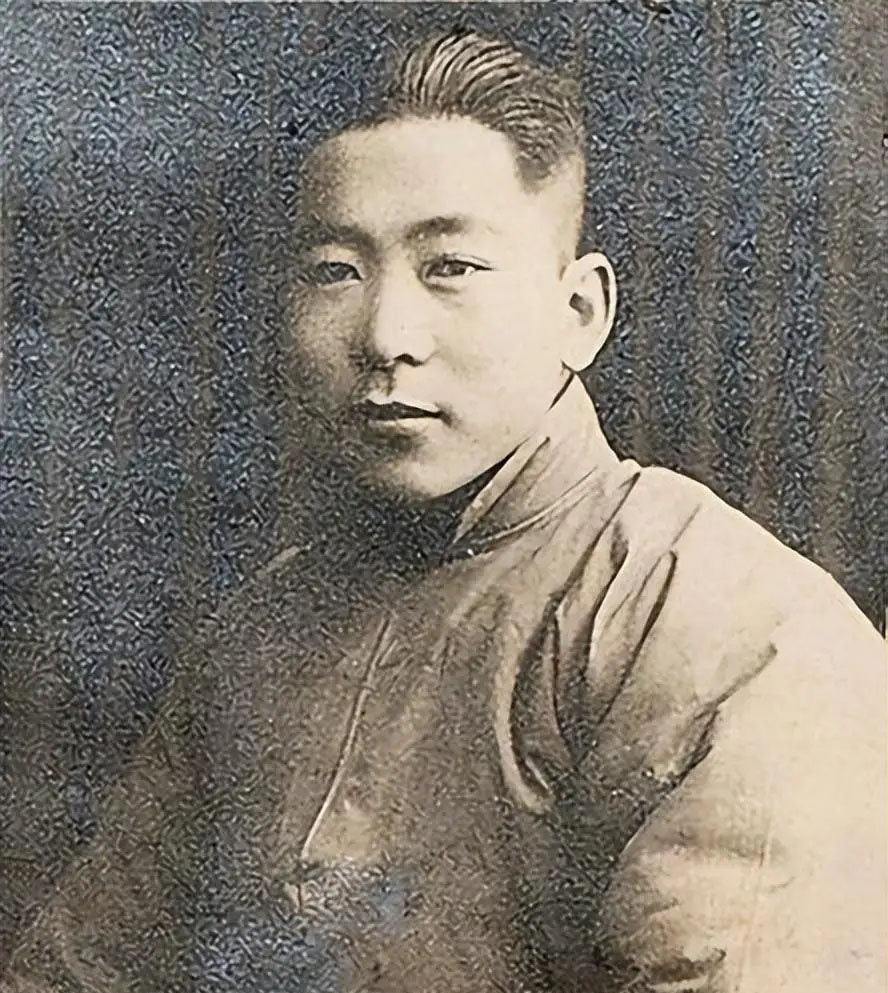 陈乔年、毛岸英亲自书写的履历表,硬笔字迹超一流,透着豪迈之气