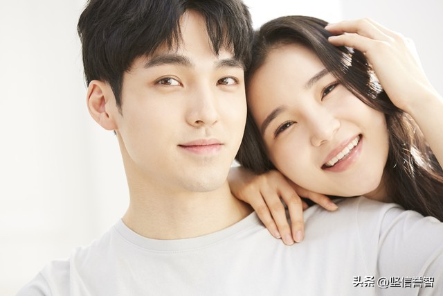 男人做什么动作对女人好,男人对女人经常做的三个动作