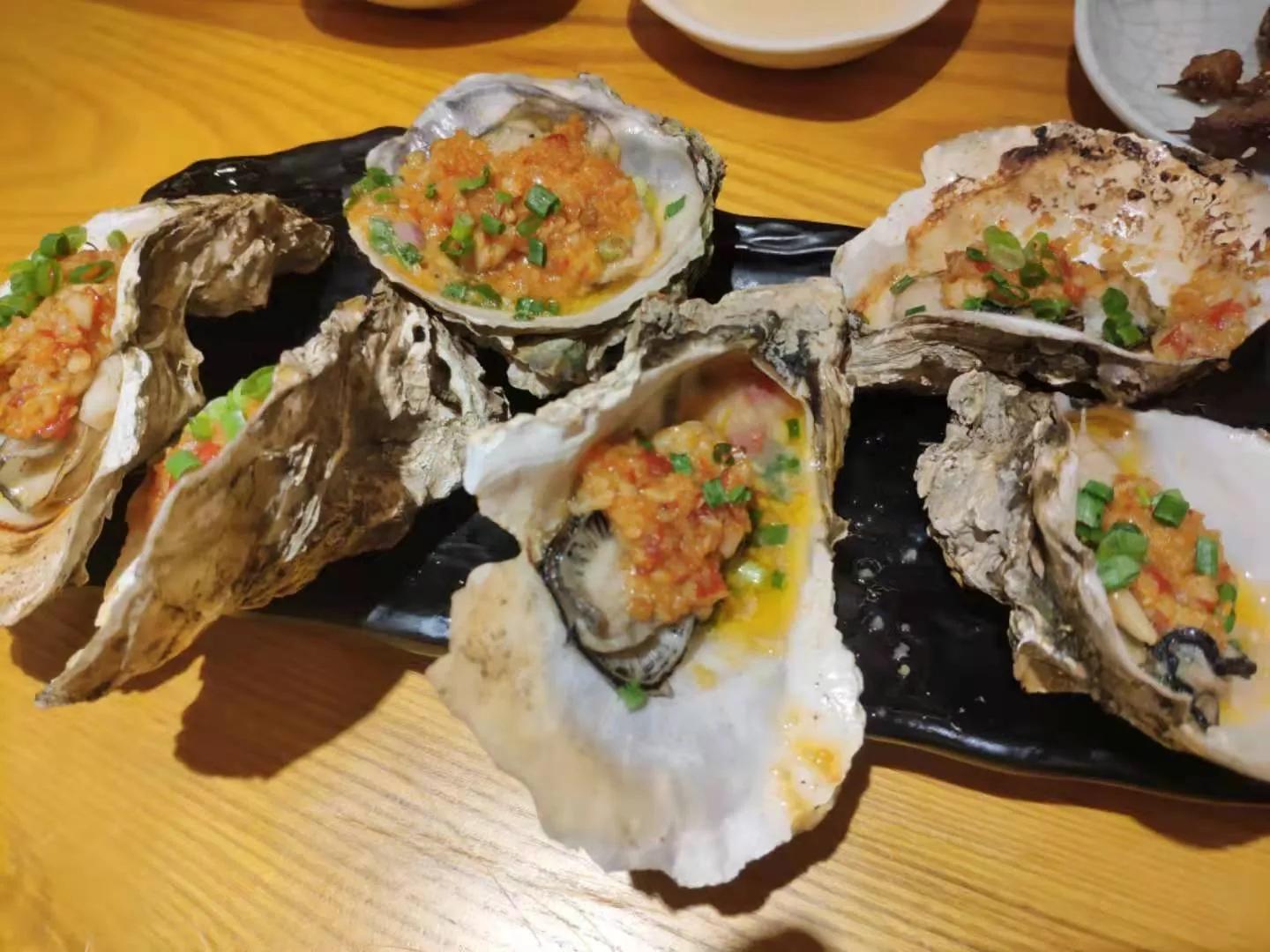 女人结婚多年无法怀孕，在一次同学聚会中，怀上了人家老公的孩子