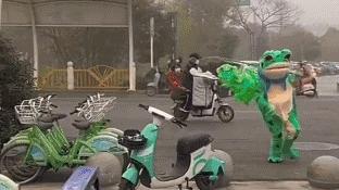 90后夫妻摆摊月入9000央视报道,95后夫妻摆摊卖土豆一日营业额9000