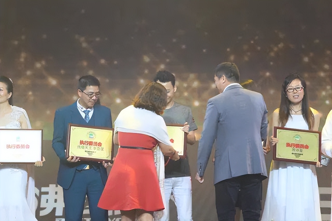 首席化妆品工厂联合主办单位｜柏俐臣荣耀亮相5.3微商节